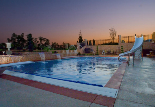 Work with a Landscaper for Your Southeast Swimming Pool